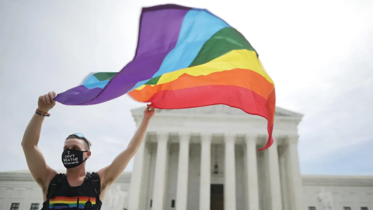 Corte Suprema de EU podría legalizar la terapia de conversión LGBTQ: consecuencias podrían costar miles de millones