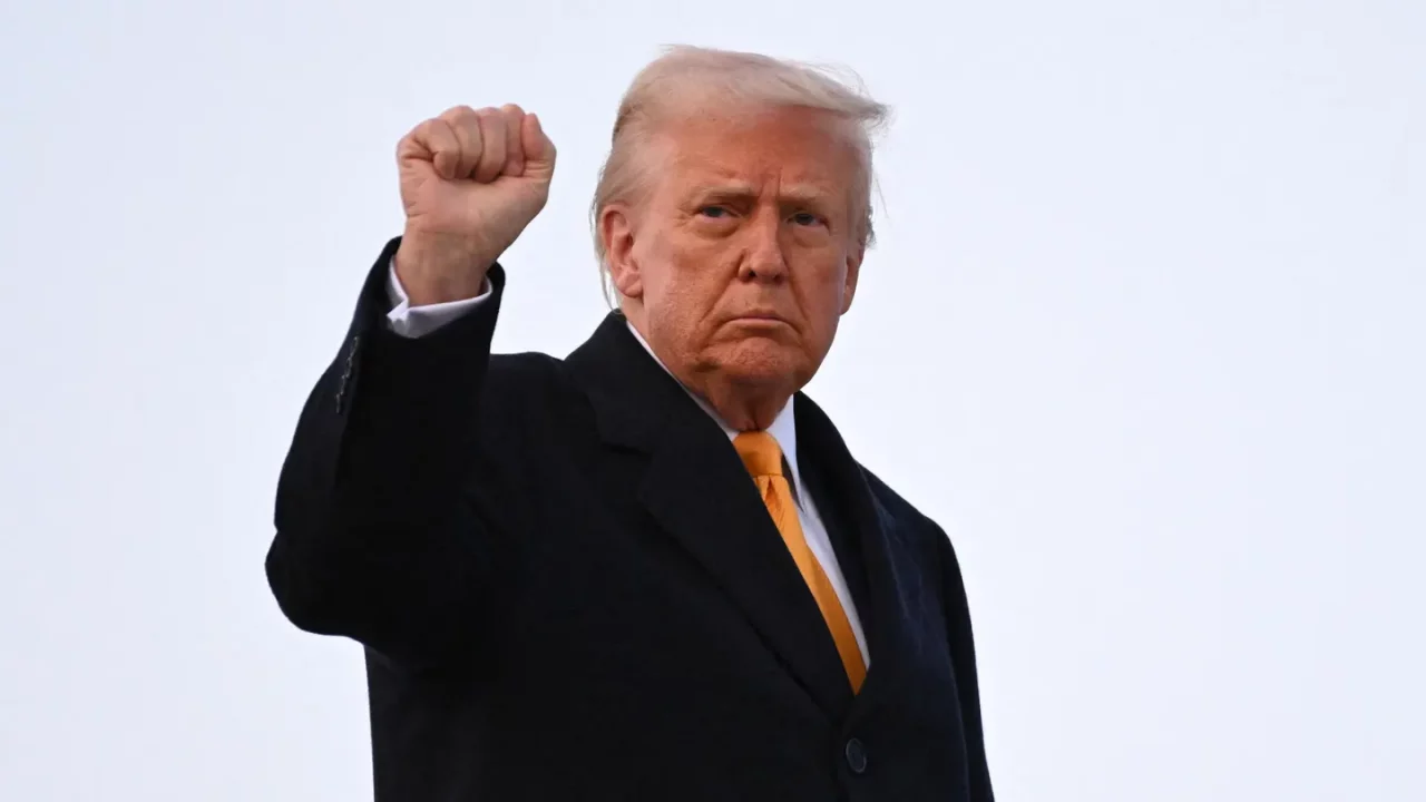 Trump quiere cortar financiamiento a medios públicos NPR y PBS