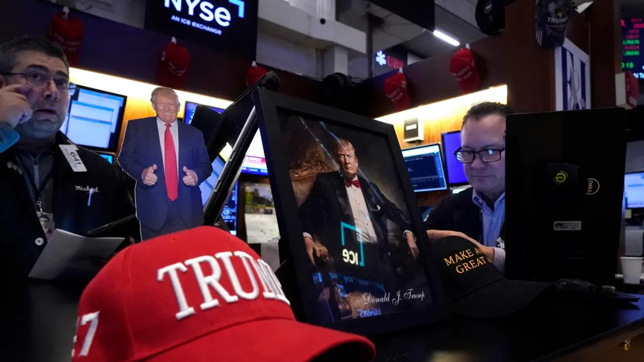S&P 500 y Nasdaq tocan mínimos de 2025 tras la entrada en vigor de los aranceles de Trump; Tesla lideran las pérdidas