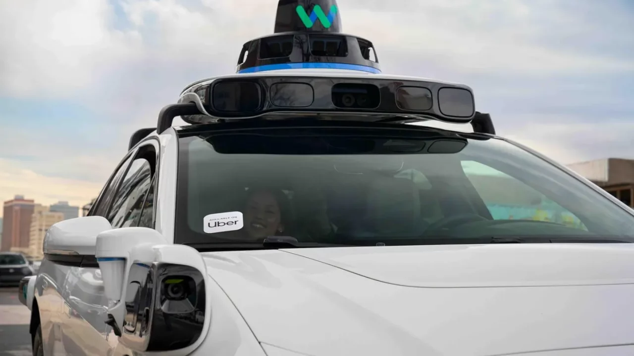 Waymo y Uber se unen para lanzar robotaxis en Austin