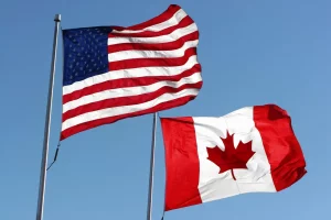 Una bandera estadounidense y canadiense. Getty