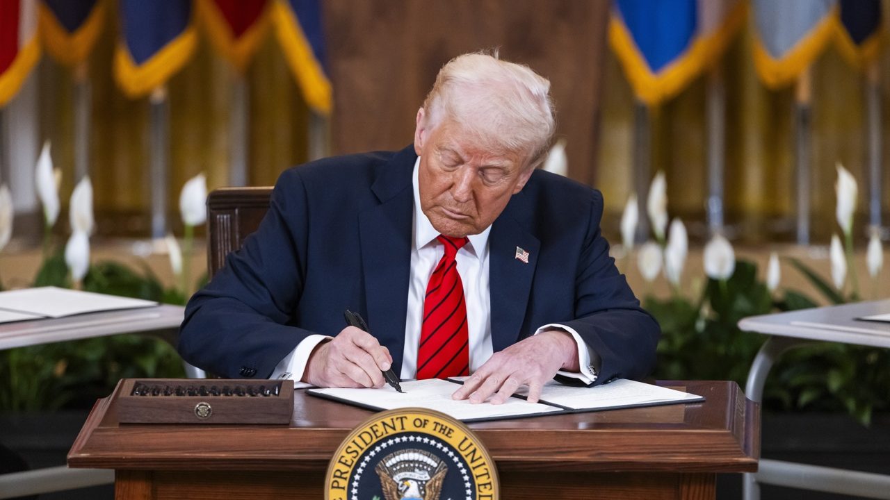 Trump firma orden para impulsar producción de minerales críticos en EU