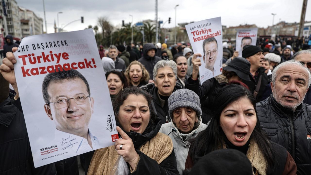 Turquía detiene al alcalde de Estambul; oposición lo califica como ‘golpe de estado’