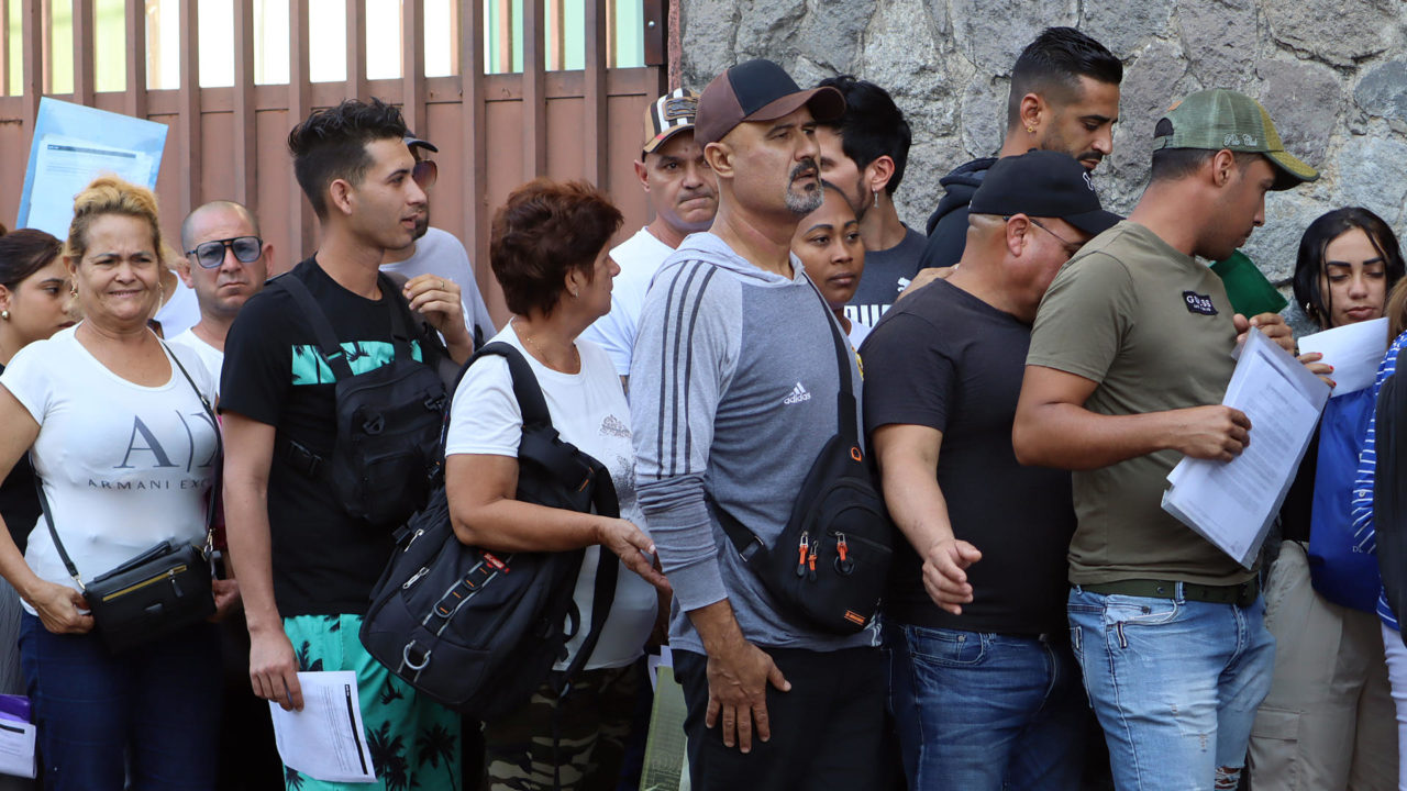 A Trump le va mejor en su política inmigratoria que en la económica: sondeo