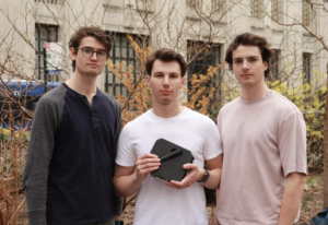 Ben Harpe (izquierda), Isaac Struhl y Alex Wuff posan con un prototipo de uno de sus sensores de radiofrecuencia.Cortesía de Distributed Spectrum