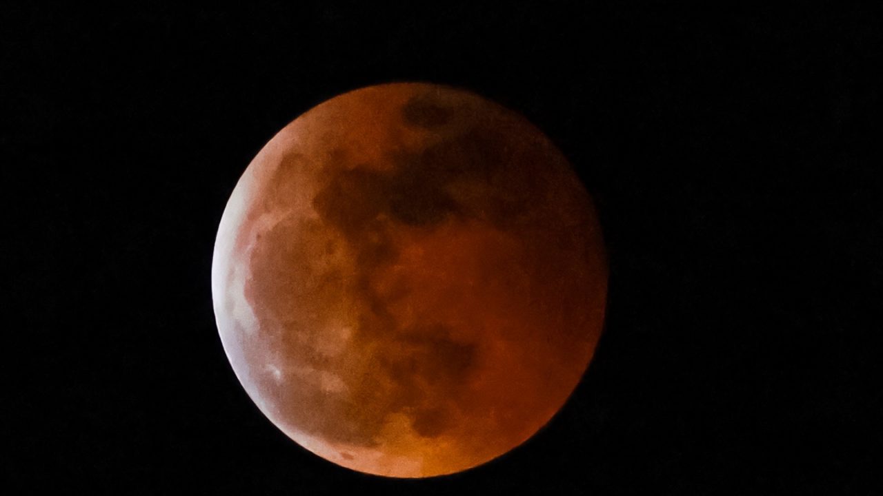 Un eclipse total tiñe la Luna de rojo; se espera uno parcial de Sol a finales de marzo