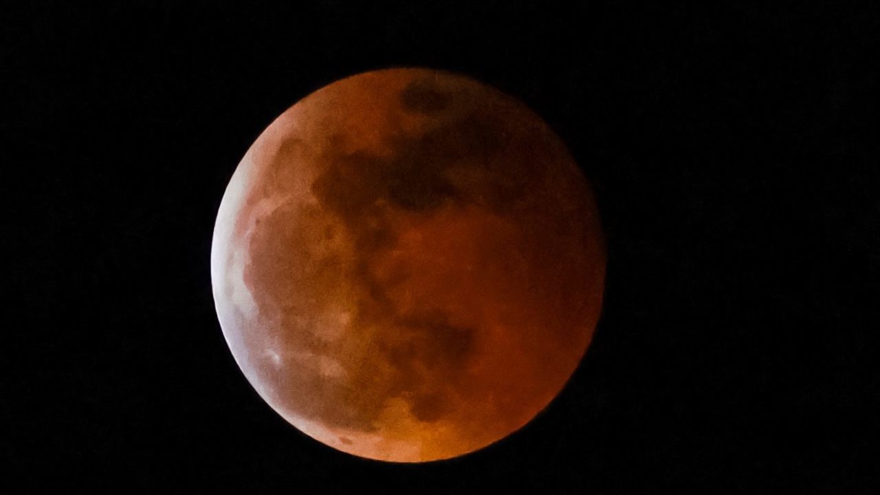 Un eclipse total tiñe la Luna de rojo; se espera uno parcial de Sol a finales de marzo
