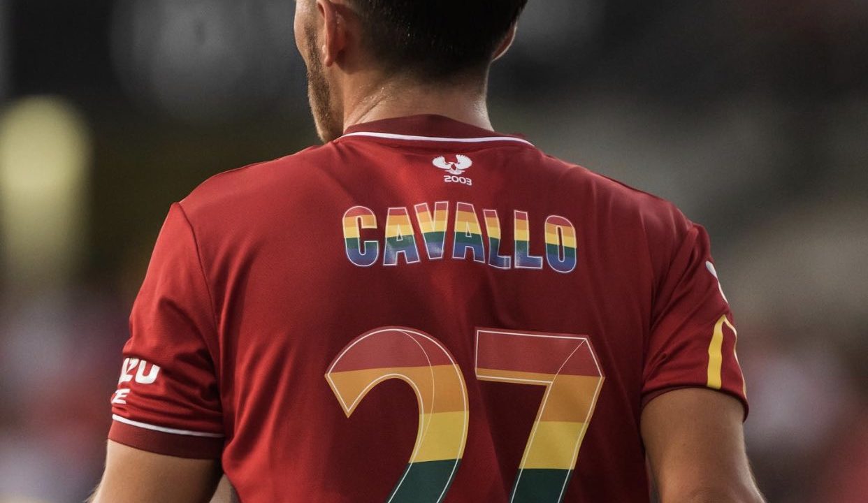 Josh Cavallo, futbolista gay australiano, dice que recibe amenazas de muerte todos los días