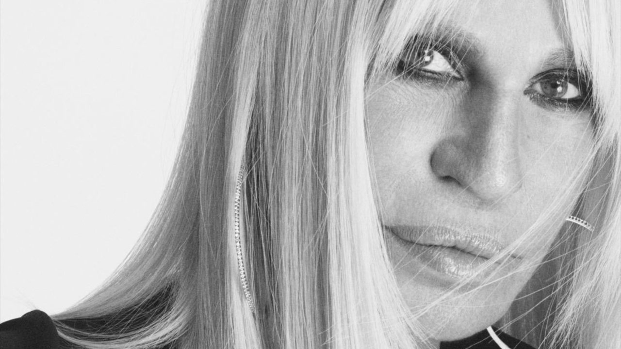 Donatella Versace dimite como jefa de diseño mientras se habla de posible venta de la maison