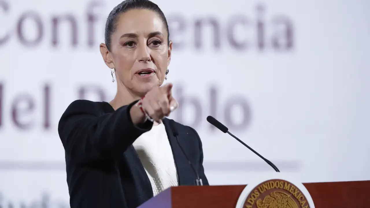 Sheinbaum justifica las vallas en Palacio Nacional para ‘proteger a las policías’, de cara al 8M