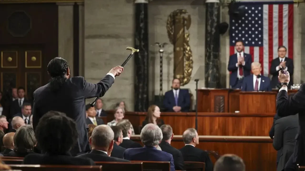 ‘Valió la pena’ asegura representante demócrata tras ser expulsado del Congreso durante discurso de Trump