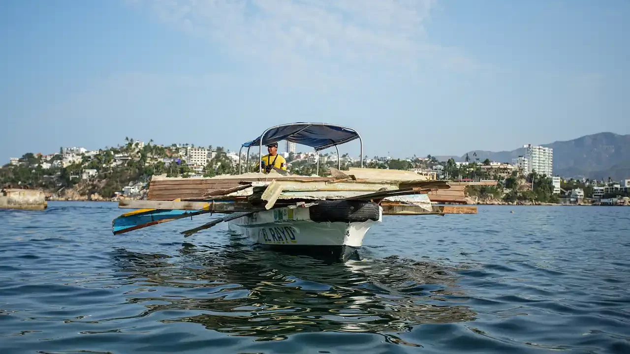 Buzos de Acapulco sacan restos de lanchas hundidas a más de un año de Otis