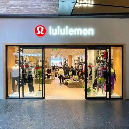 Lululemon se desploma por incertidumbre arancelaria y la débil demanda