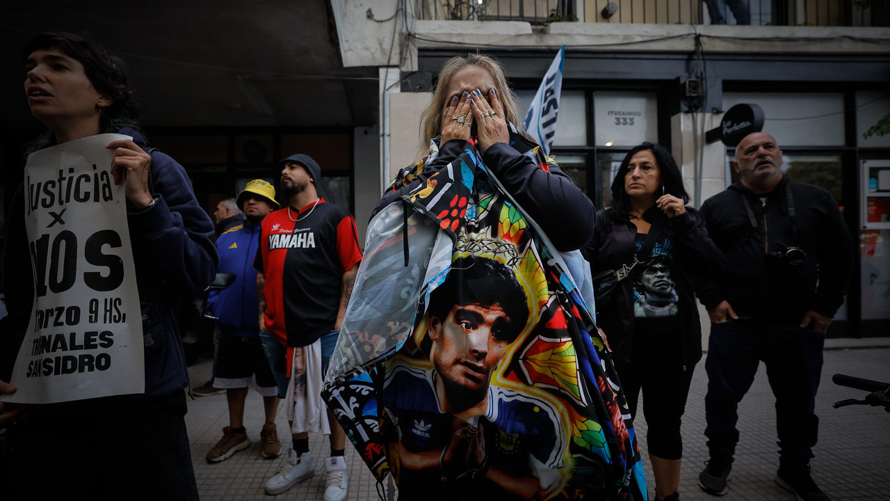Fans de Maradona increpan a acusados por muerte del astro argentino en puerta del tribunal