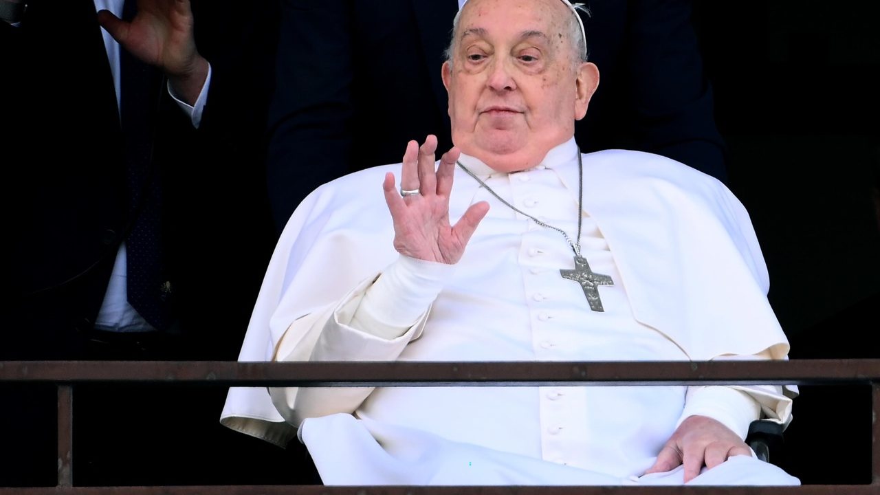 El papa Francisco, sin asistencia de oxígeno, saluda a los fieles en San Pedro por Semana Santa