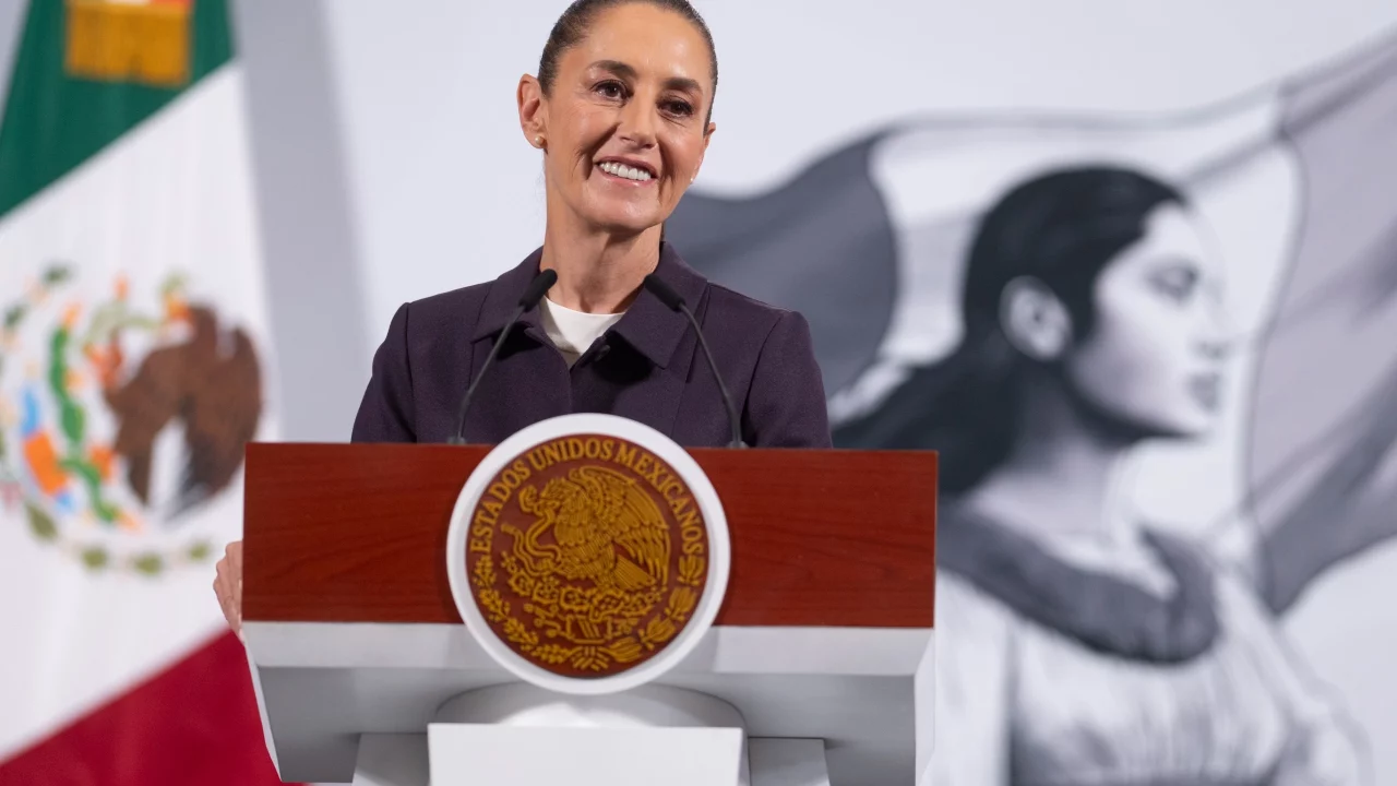 Sheinbaum celebra que la IA de X respondiera a Bukele que ella es la líder más popular