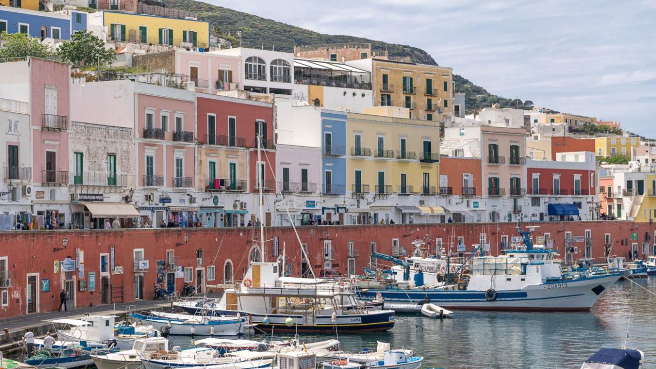 Ponza y Palmarola: los sueños isleños de Italia en tonos pastel y azul celeste