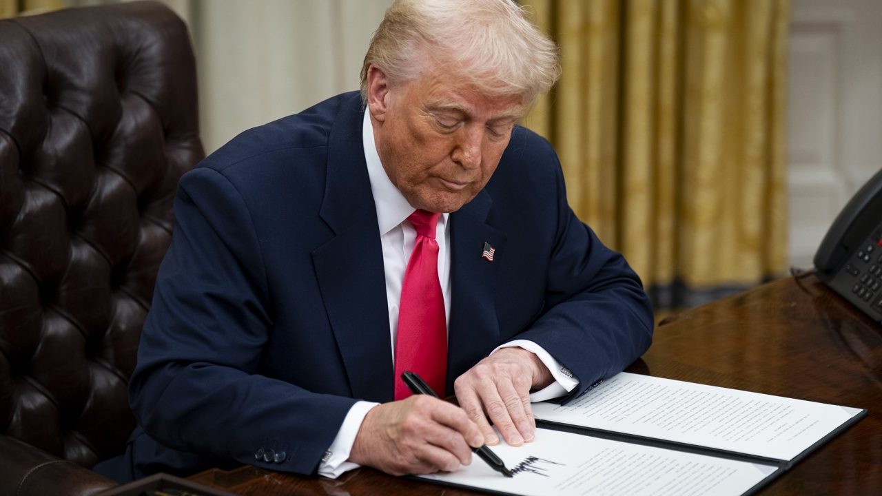Trump firma orden ejecutiva contra programas de museos que promueven ‘el adoctrinamiento’