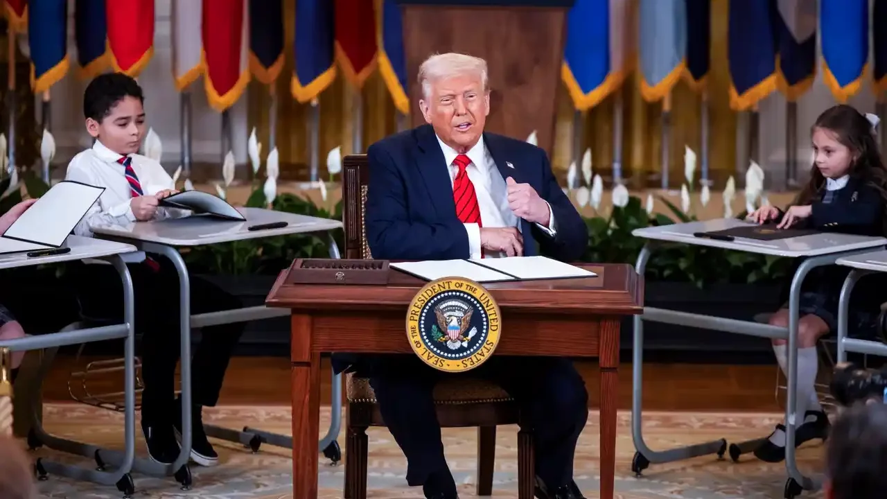 Trump firma orden para desmantelar al Departamento de Educación