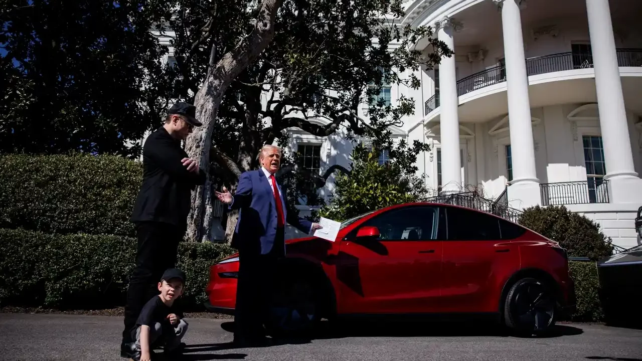 EU califica como ‘terrorismo nacional’ ataques a Tesla