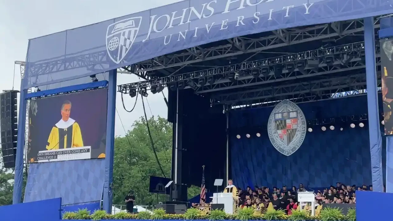 Universidad Johns Hopkins planea más de 2,000 despidos tras recorte de fondos