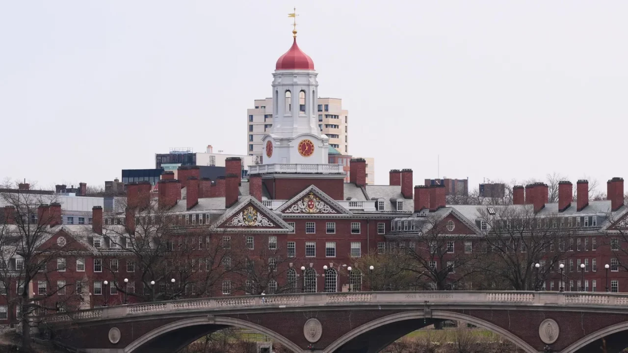 Harvard demanda a la administración Trump por congelar fondos
