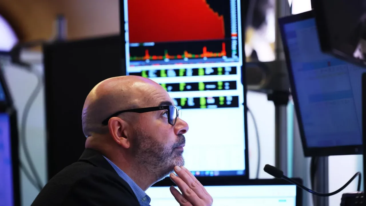 Trump dice ‘manténganse tranquilos’ mientras los aranceles causan más estragos en el mercado de valores