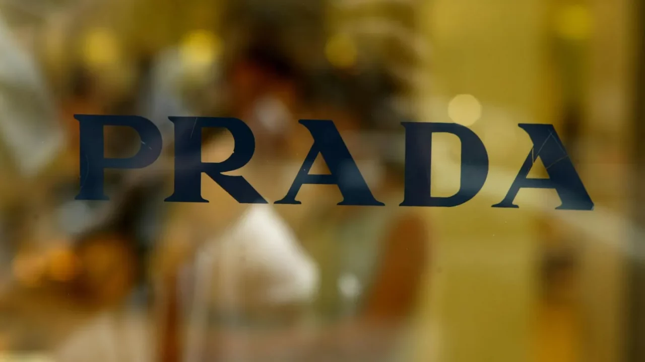 Prada compra Versace por casi 1,400 mdd, luego que aranceles de Trump casi descarrilaran la adquisición