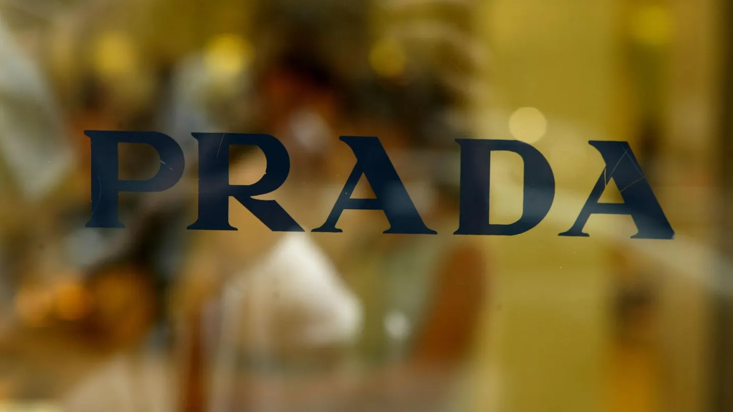 Prada compra Versace por casi 1,400 mdd, luego que aranceles de Trump casi descarrilaran la adquisición