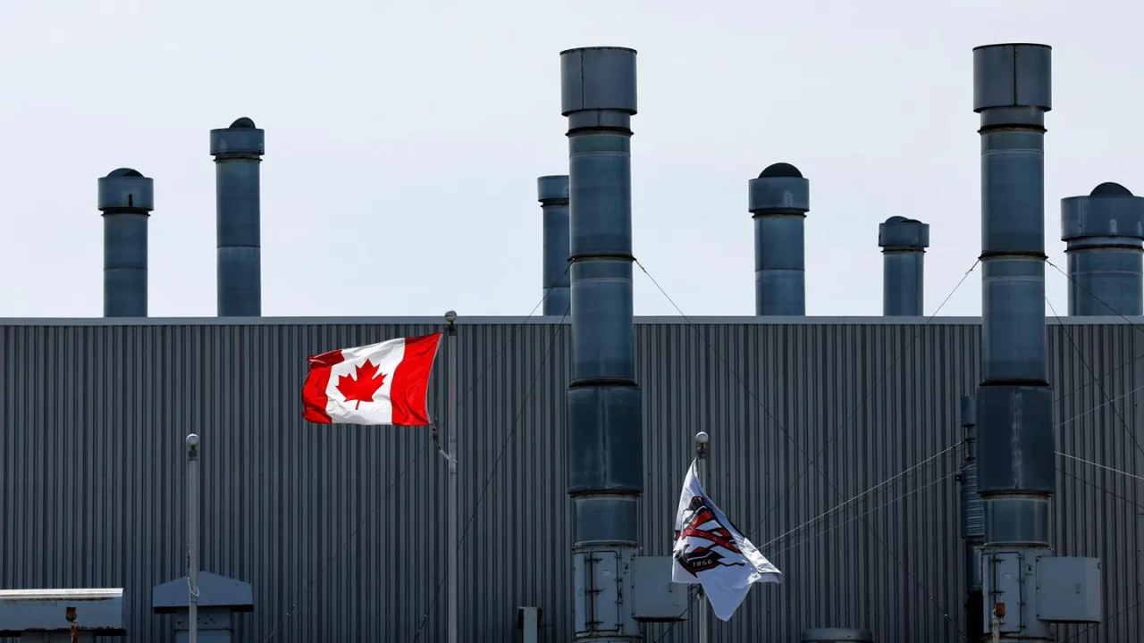Algunos automóviles de EU obtienen exención arancelaria de Canadá si mantienen plantas de producción