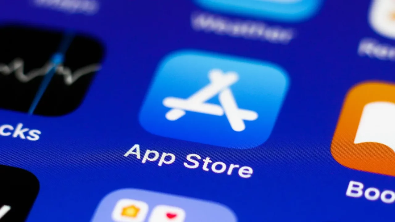 UE multa a Apple con 570 mdd y a Meta con 228 mdd por infringir las normas del mercado digital