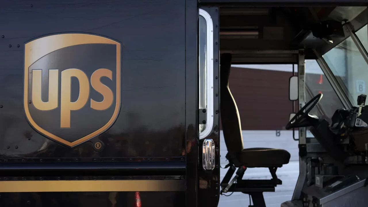 UPS eliminará 20,000 empleos en 2025 tras recorte de los envíos de Amazon