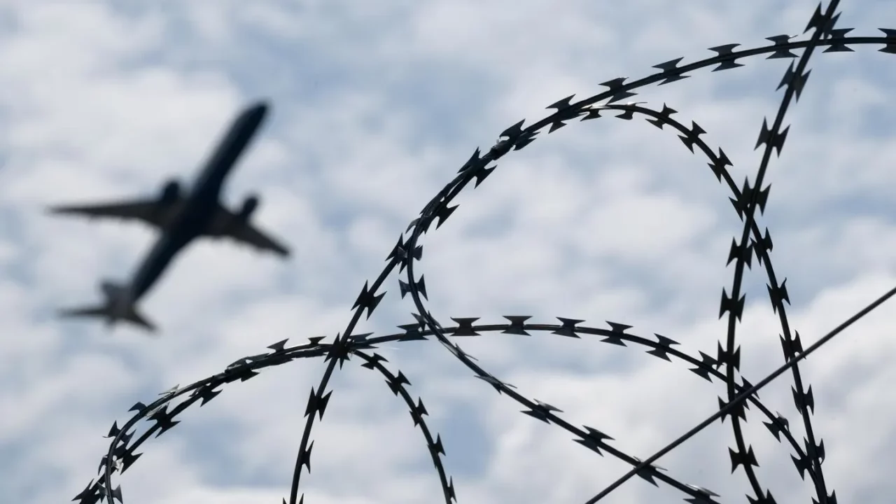 Corte de EU dictamina que deportaciones bajo la Ley de Enemigos Extranjeros pueden reanudarse