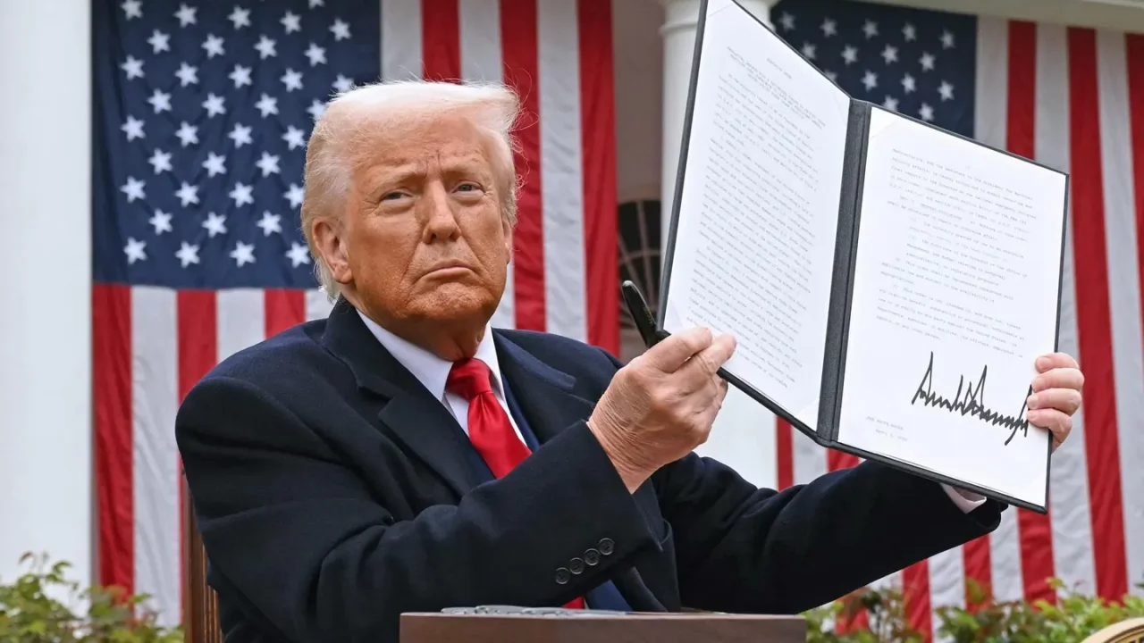 Trump ordena revisar aranceles a todas las importaciones de minerales críticos en EU