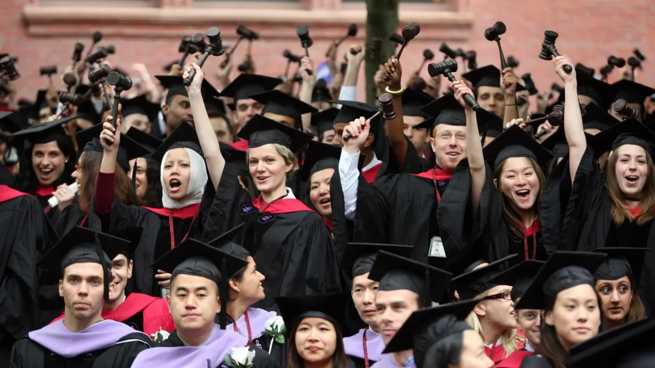 Estudiantes de Derecho critican a firmas que se han rendido ante Trump