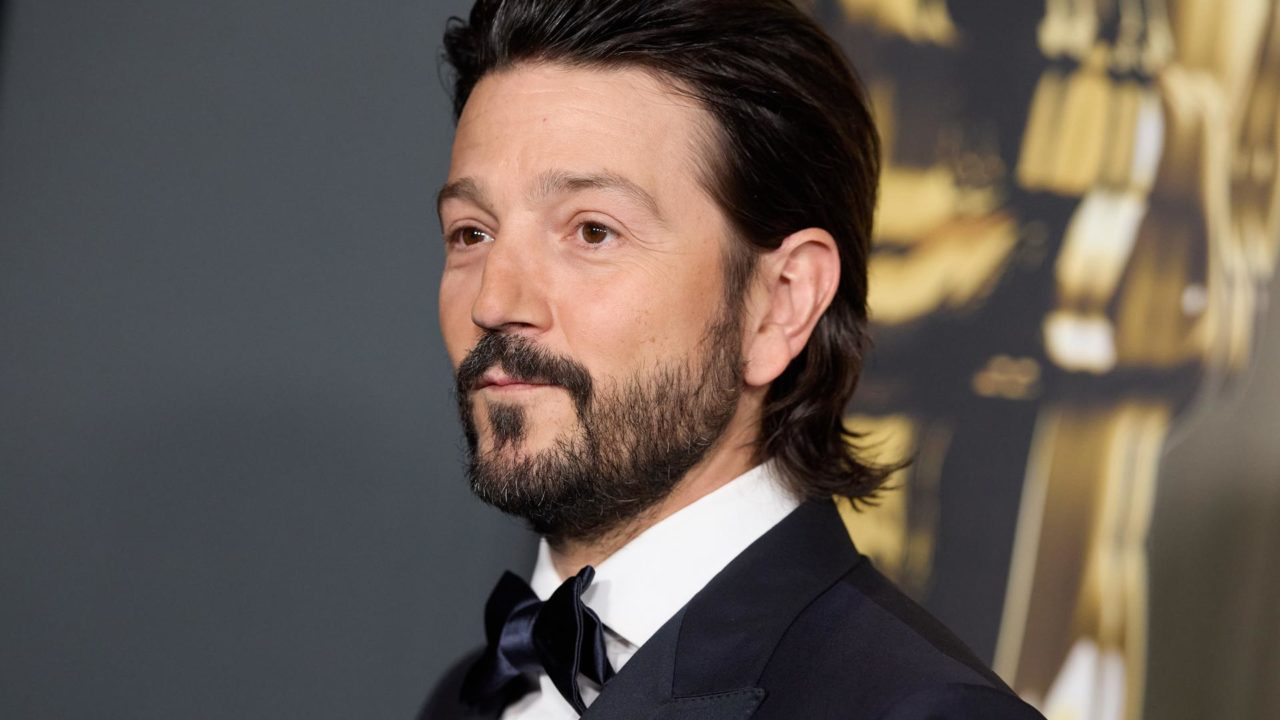Diego Luna ironiza sobre aranceles en los premios Científicos de la Academia de Hollywood