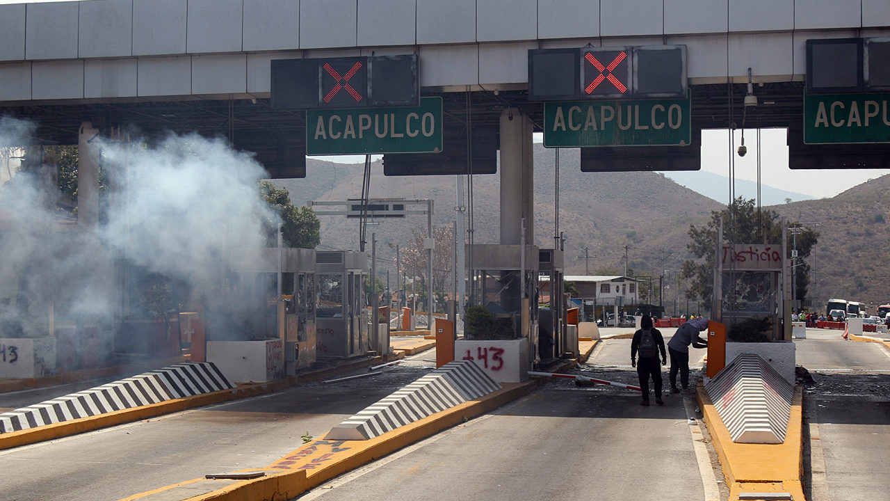 Asesinato de ambientalista desata protestas de normalistas en Guerrero