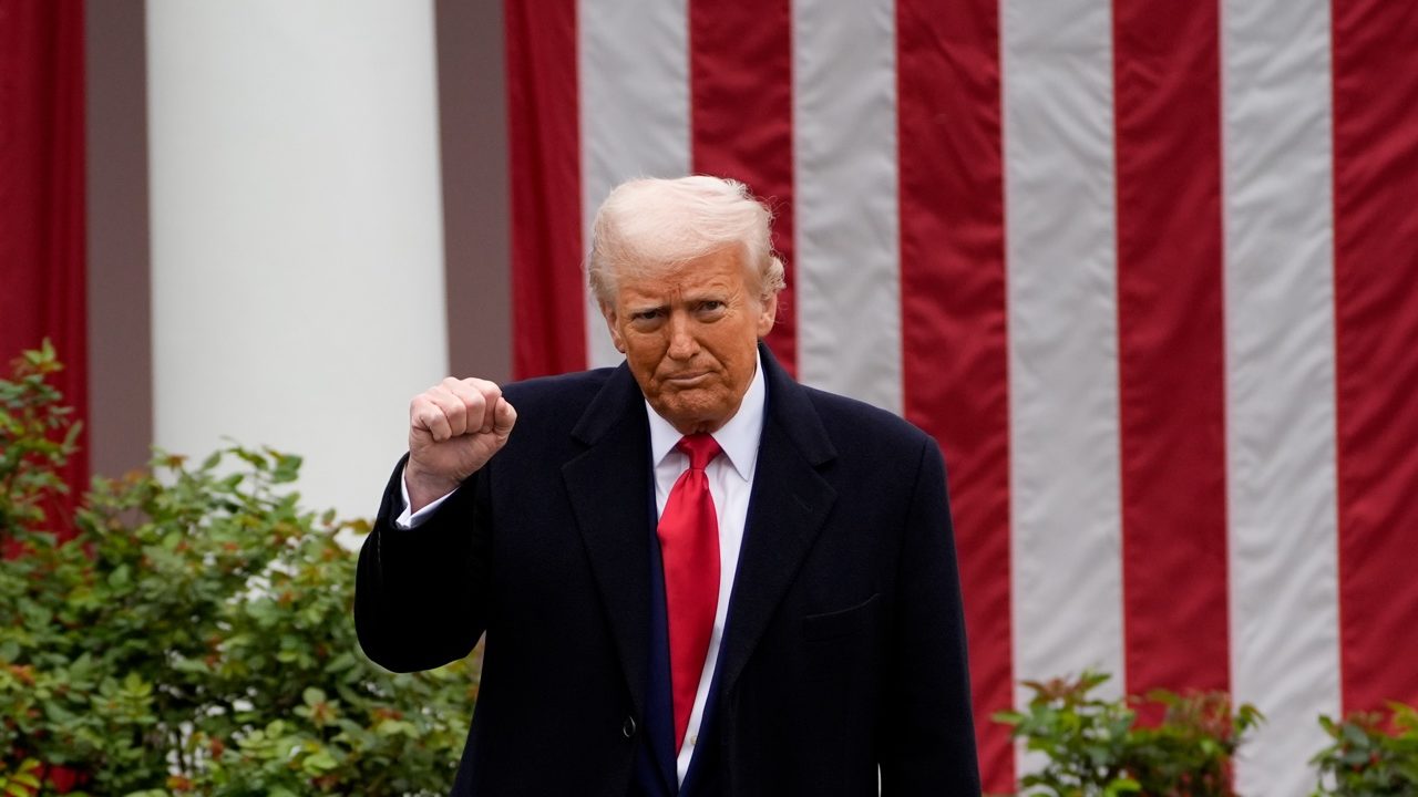Juez ordena a Trump levantar restricciones a la agencia de noticias AP