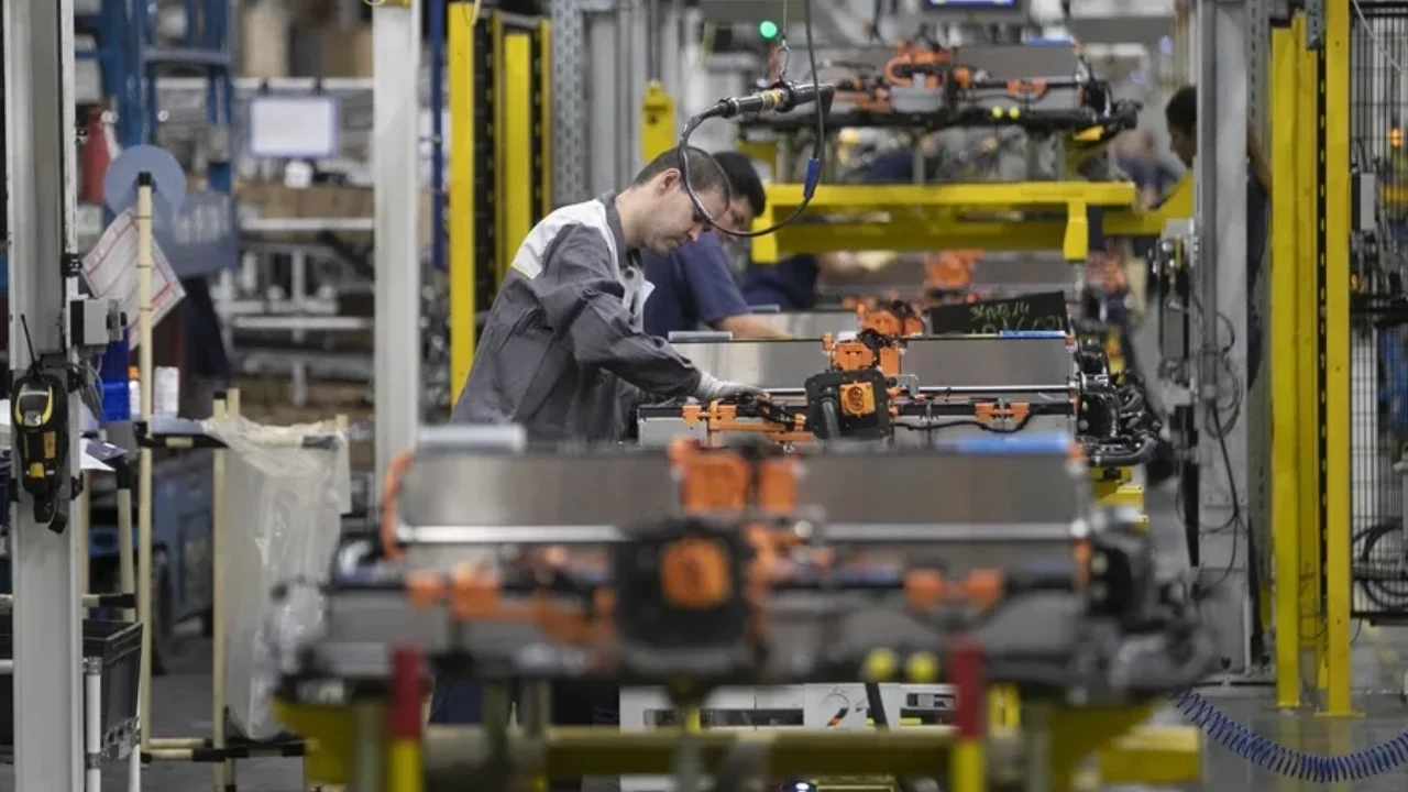 Fabricantes de autos se enfrentan a la costosa y complicada transición a los sistemas de almacenamiento de baterías