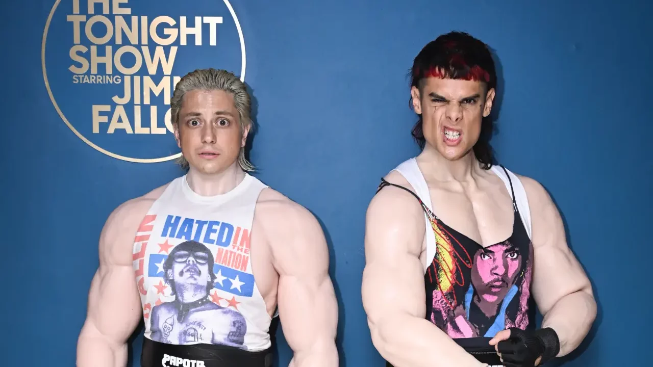 CA7RIEL y Paco Amoroso brillan ‘inflados’ en The Tonight Show de Jimmy Fallon
