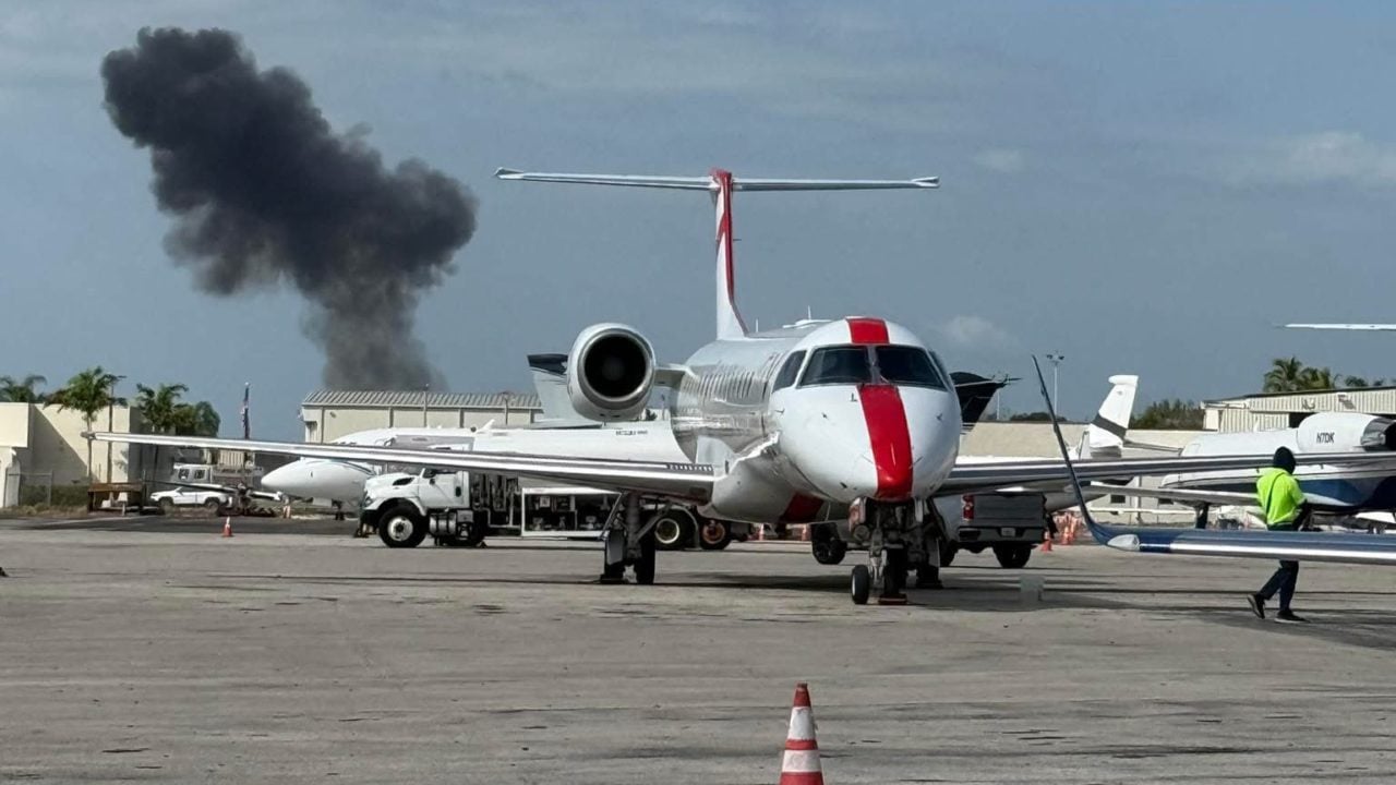 Tres muertos al estrellarse una avioneta en una transitada avenida en Boca Ratón, Florida