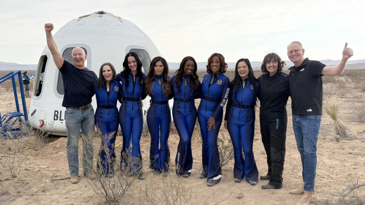 Blue Origin completa un histórico viaje de turismo espacial tripulado solo por mujeres, entre ellas Katy Perry