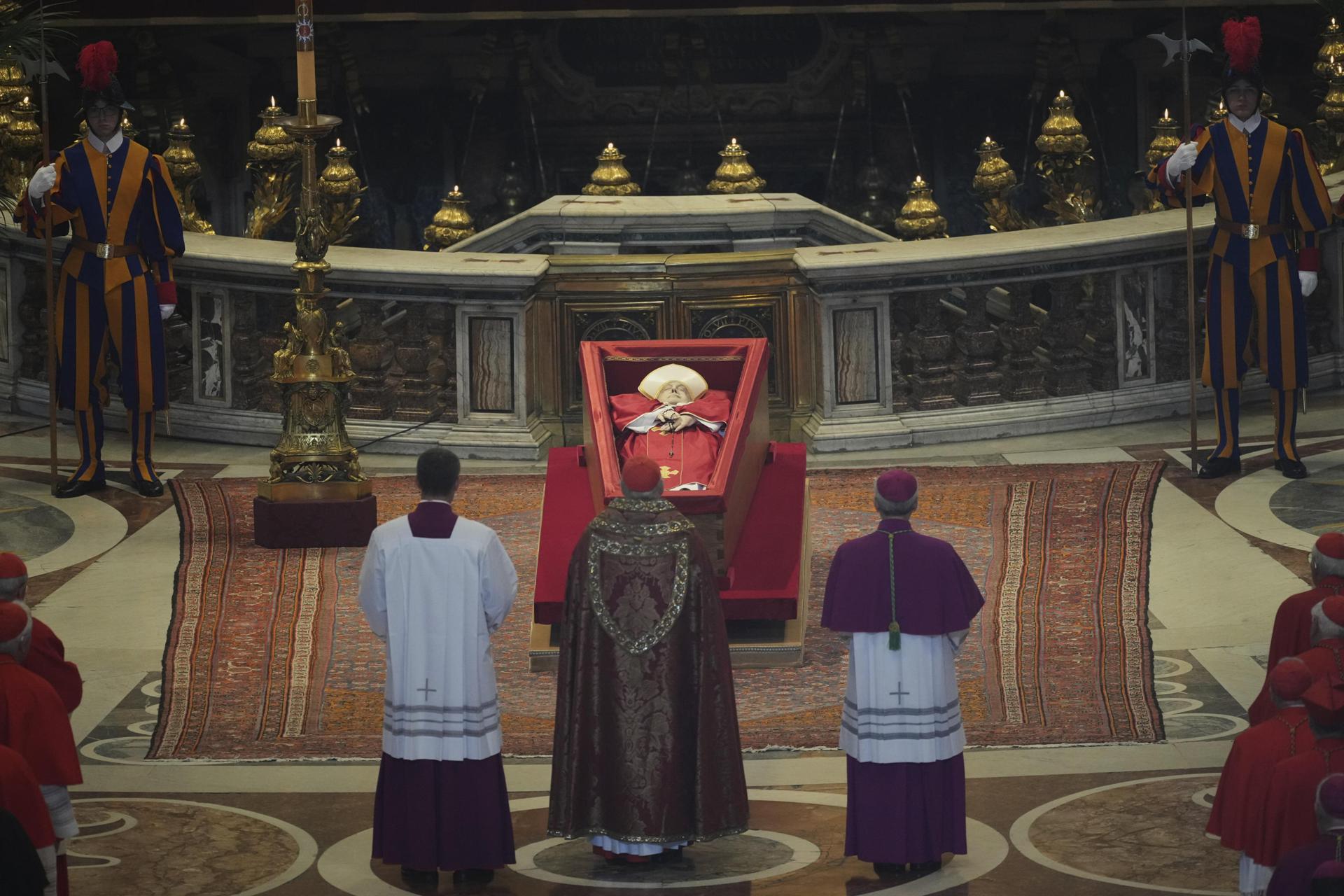 Cardenal camarlengo presidirá el viernes el cierre del féretro del papa y su entierro, el sábado