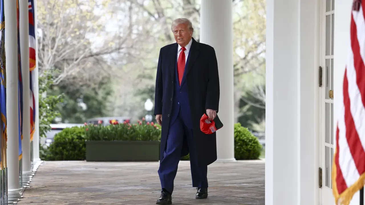Monedas cotizan dispares y bolsas suben tras revés a los aranceles de Trump