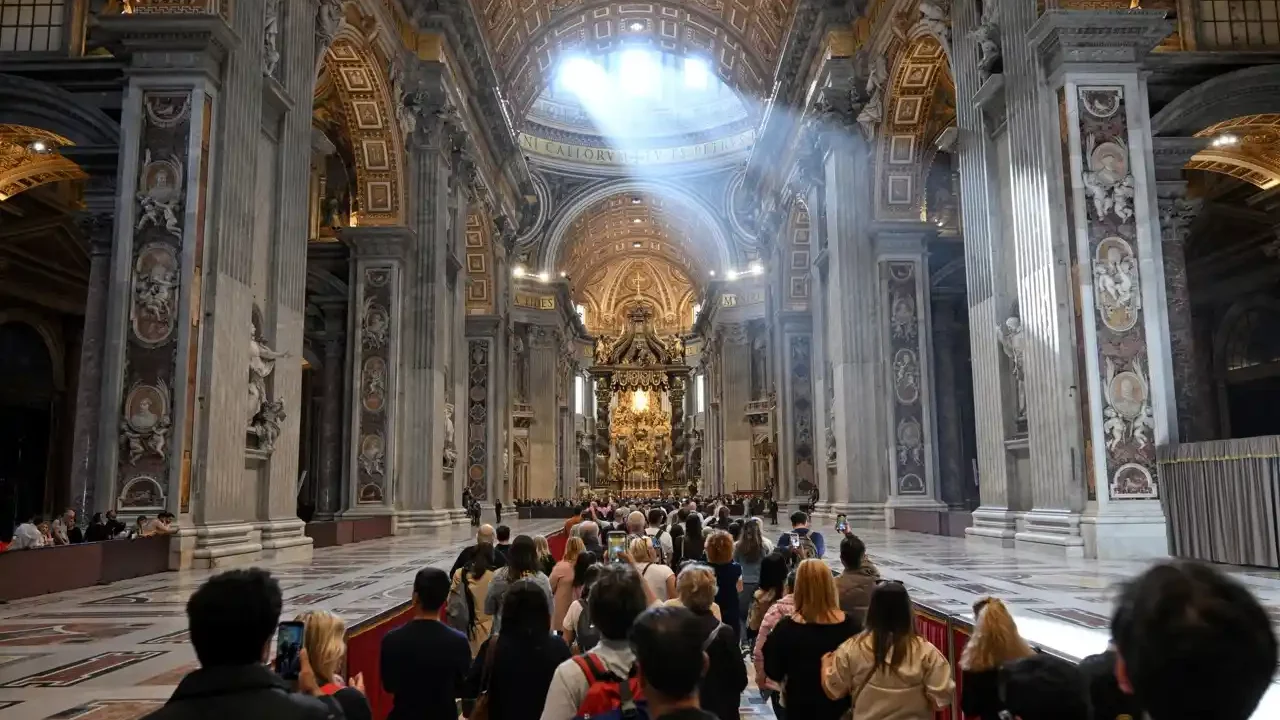 Más de 90,000 personas pasan por la capilla ardiente del papa Francisco