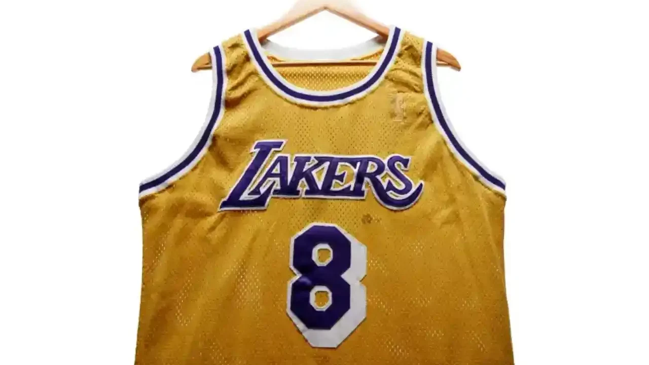 Jersey con el que debutó Kobe Bryant alcanza los 7 mdd en subasta
