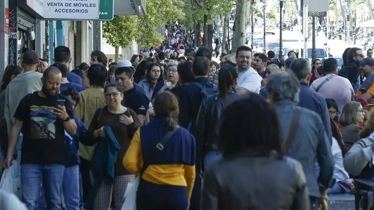 Apagón eléctrico: Ríos de gente se echan a la calle en Madrid para volver a casa