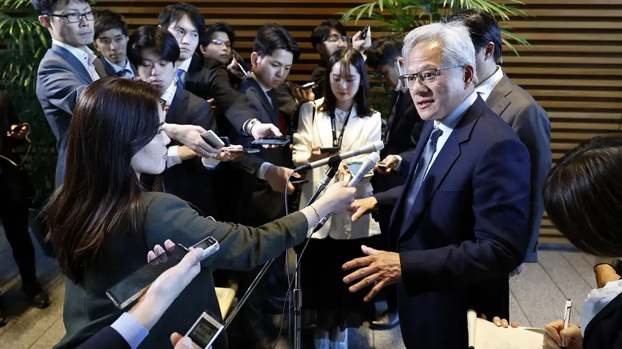 CEO de Nvidia dice que Trump debería revisar las reglas de exportación de chips de IA