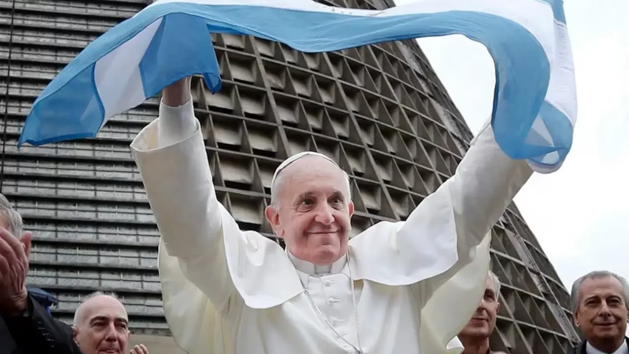 Duelo nacional y sin futbol en una Argentina unida por la muerte del papa Francisco