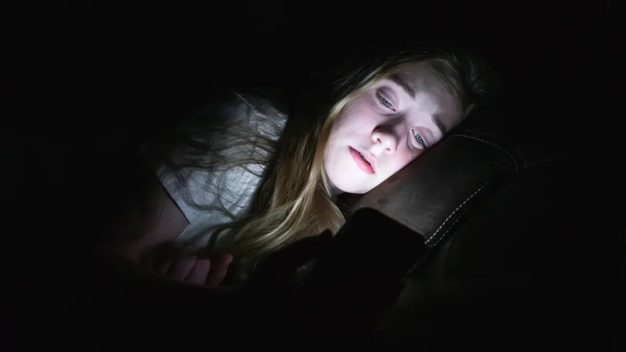 Redes sociales antes de dormir alteran el sueño, no solo las pantallas; esto dice la ciencia